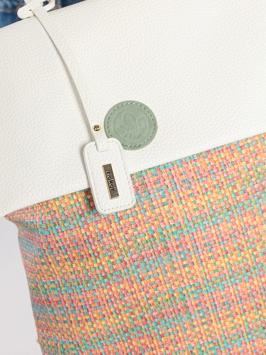 Рюкзак белого цвета с эффектом цветного плетения